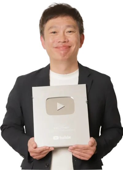 YouTubeの銀の盾を持つ代表の稲田敦